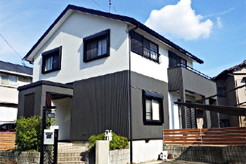 外壁塗装で白と黒のデザイン性が豊かな家に