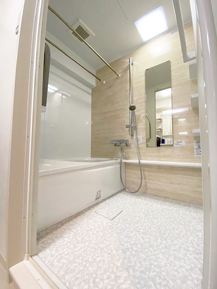 白を基調としたすっきり明るいお風呂に。洗面の収納のお悩みも一緒に解決