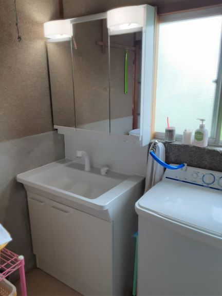 洗面化粧台への取替えで　収納力もアップした快適な水まわりに