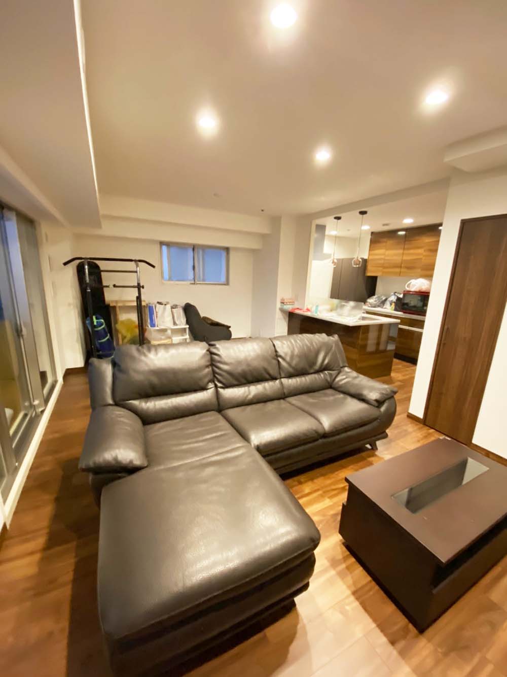 壁紙・床の張替工事で、きれいでイメージ一新したリビングに