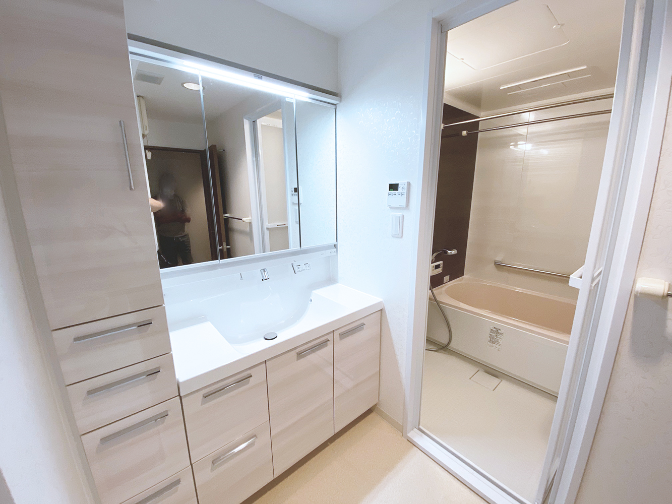 お掃除のしやすいお風呂と収納力の高い洗面化粧室