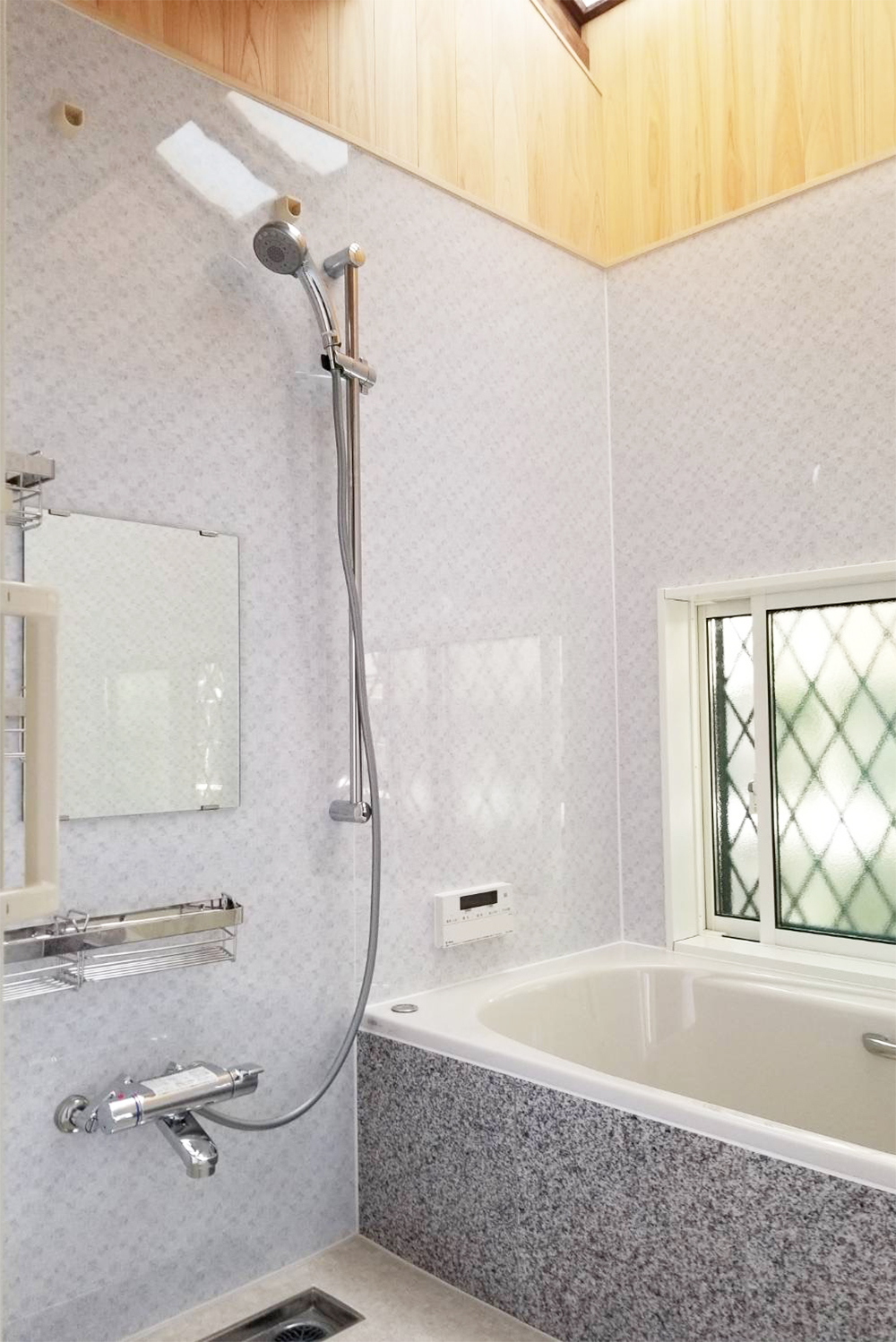 天窓から光が差し込む、快適で気持ちのいい浴室に