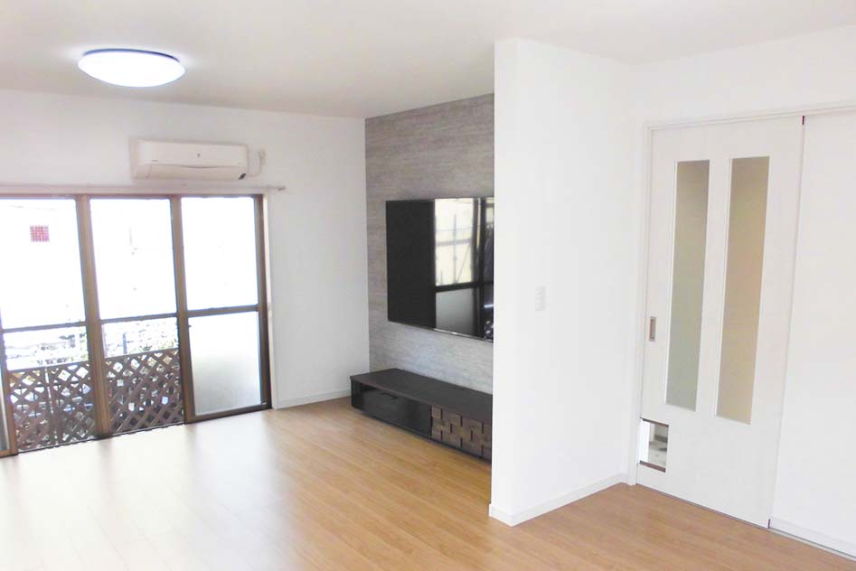 洋室へのリフォームで広々空間に。壁紙のアクセント使いで印象チェンジ