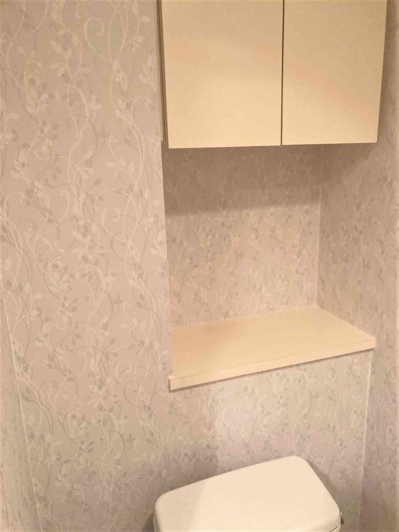 花柄のクロスに貼替えて 明るく快適な空間に