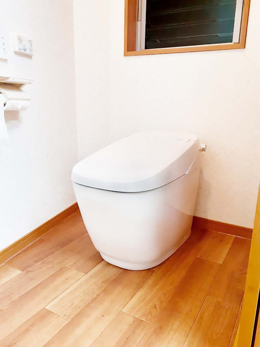 トイレの取替と合わせて床を貼替え高級感ある雰囲気に