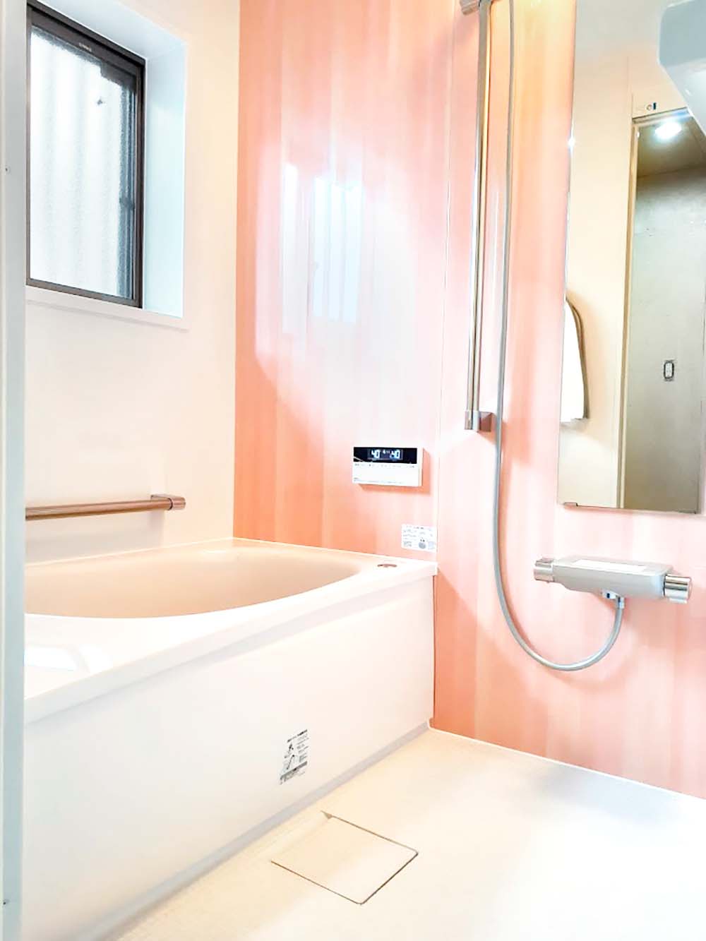 安心して入れる工夫のつまった明るいお風呂