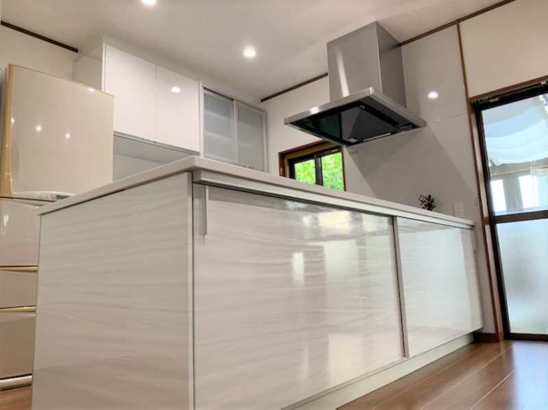 間取りを見直して　親子で料理を楽しめる広々とした明るいキッチン