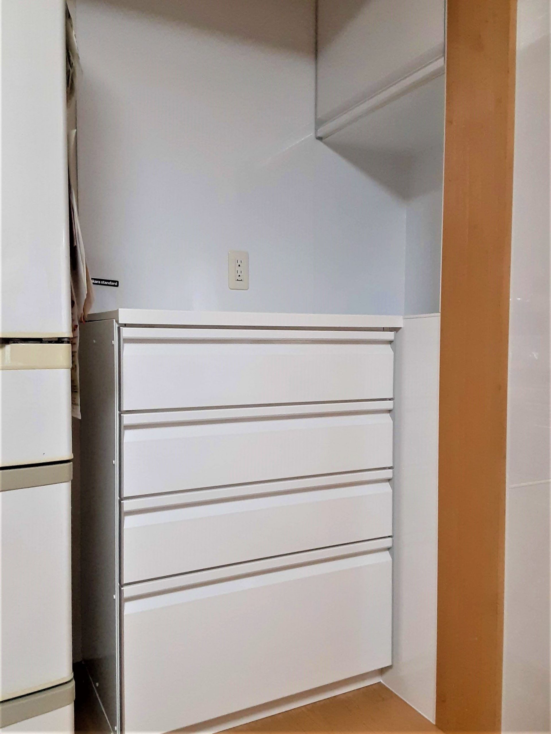 設置スペースに合わせた建具を製作。デッドスペースに造作棚も取り付け収納力アップ！