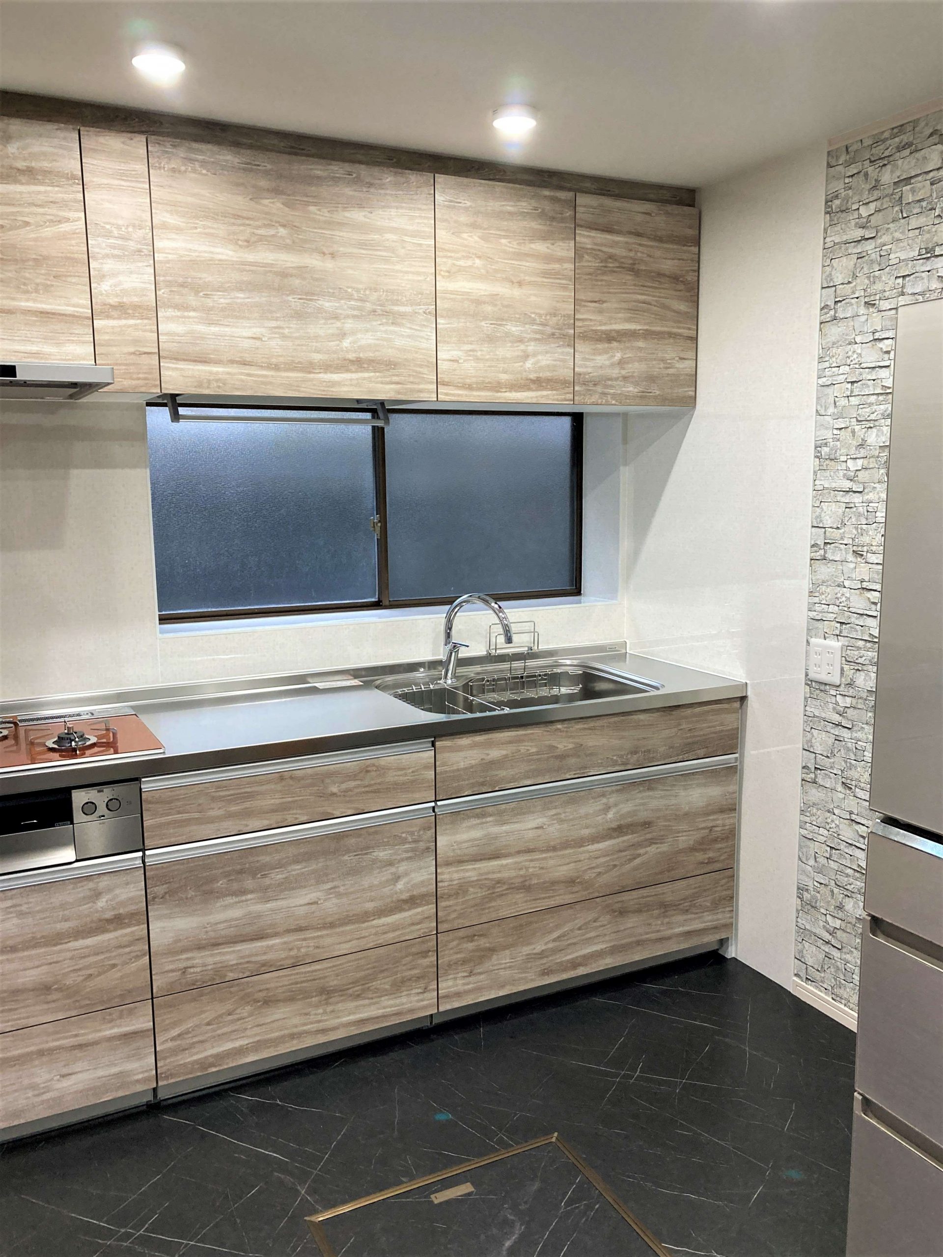 アクセントクロスで洗練されたキッチン、広々とした浴室でゆったりくつろぎ空間