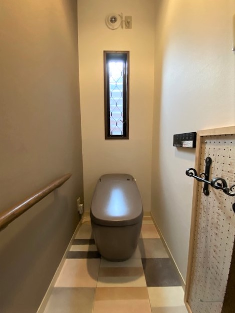 床と壁の色味を変えて おしゃれで落ち着いた空間に