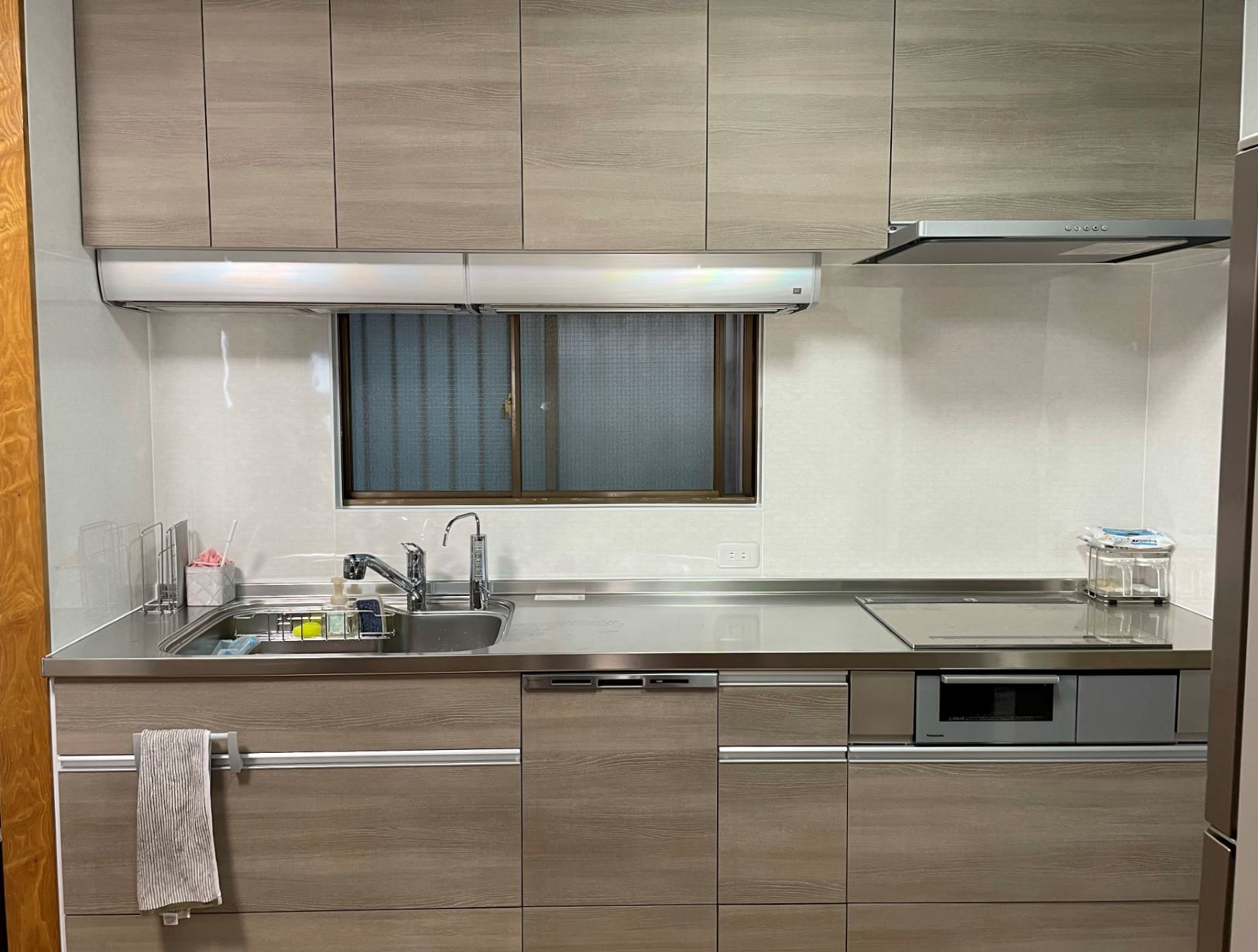 照明を取替え　天井のアクセントクロスが映える　明るいキッチン