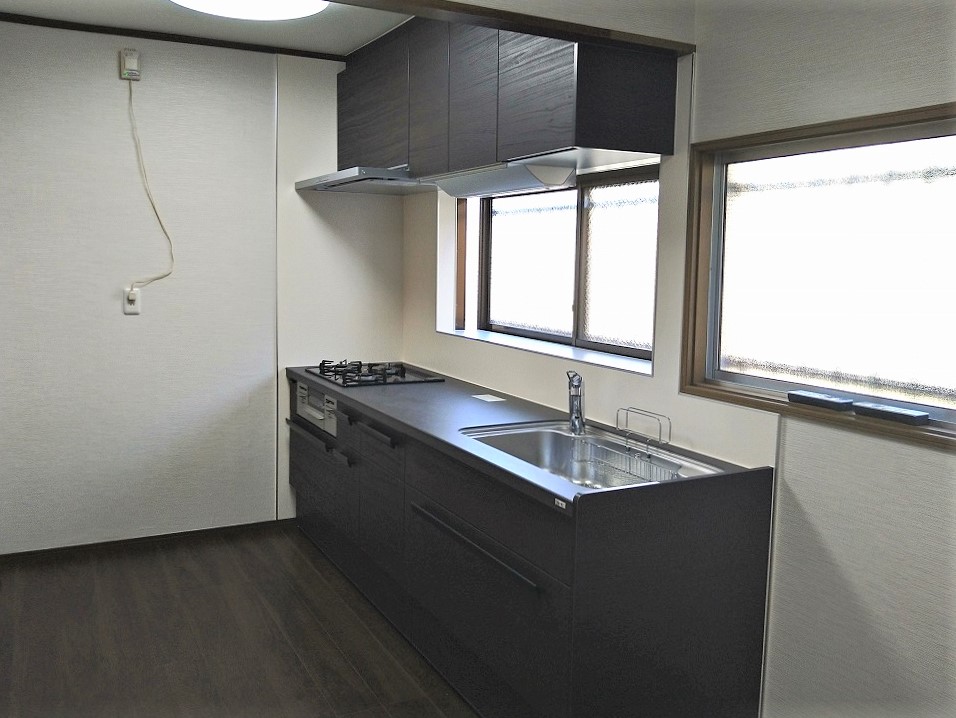 両親から受け継いだ家のキッチンをリフォーム！スタイリッシュに生まれ変わった空間に