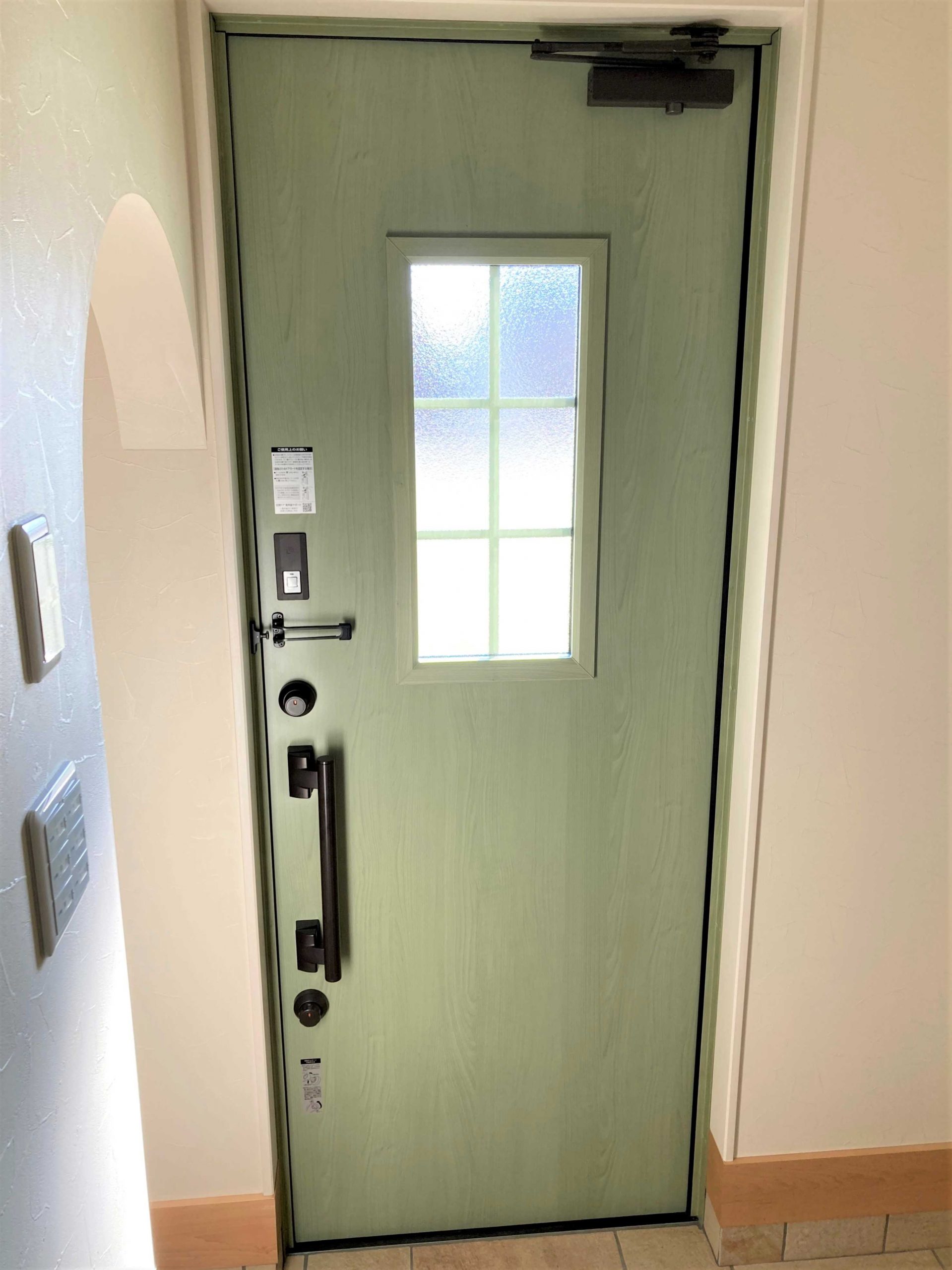 扉を取替えて　自然光につつまれた明るくあたたかな玄関に