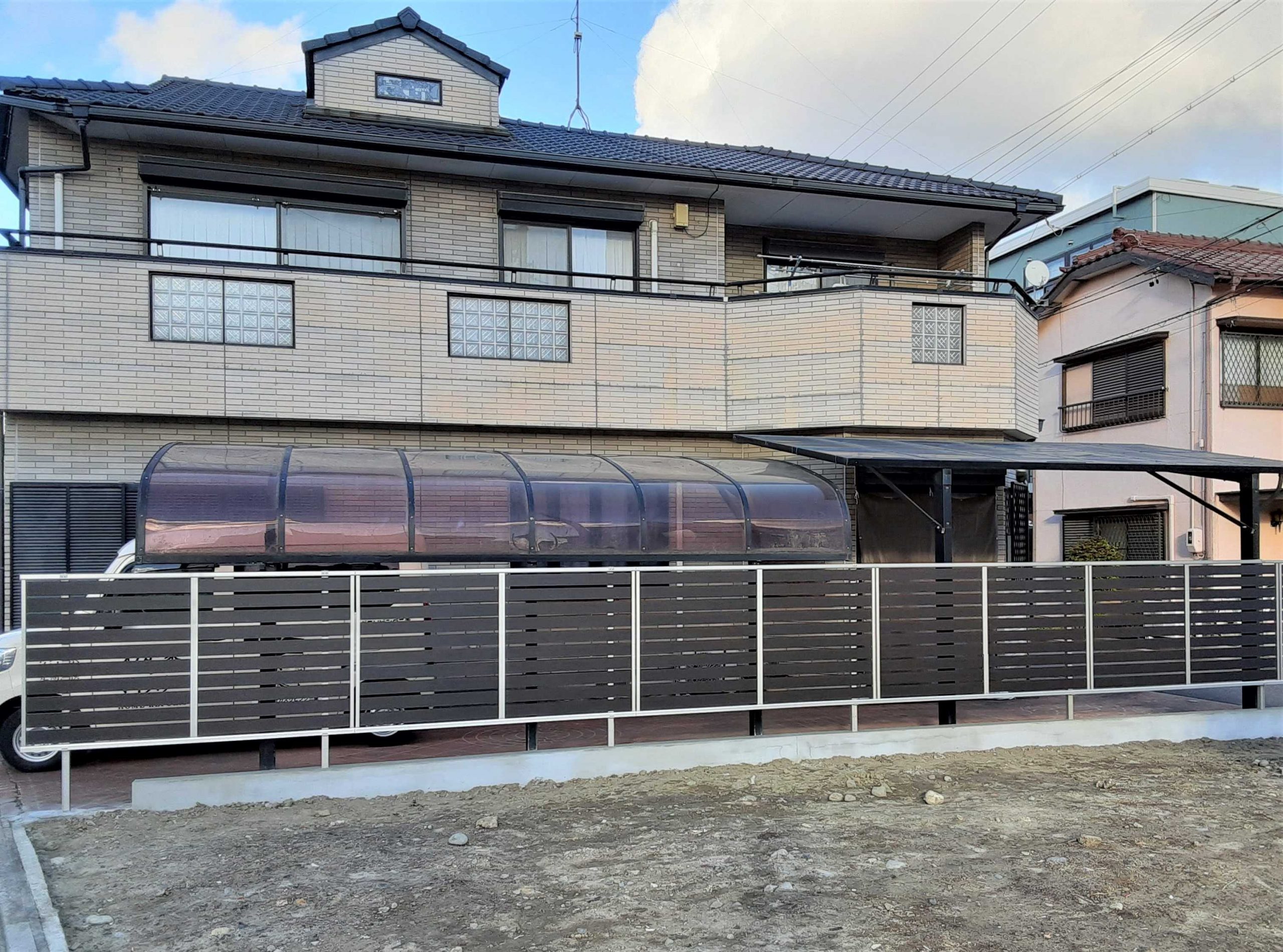 目隠しフェンスで　周りからの視線を遮りながらオシャレな外観に