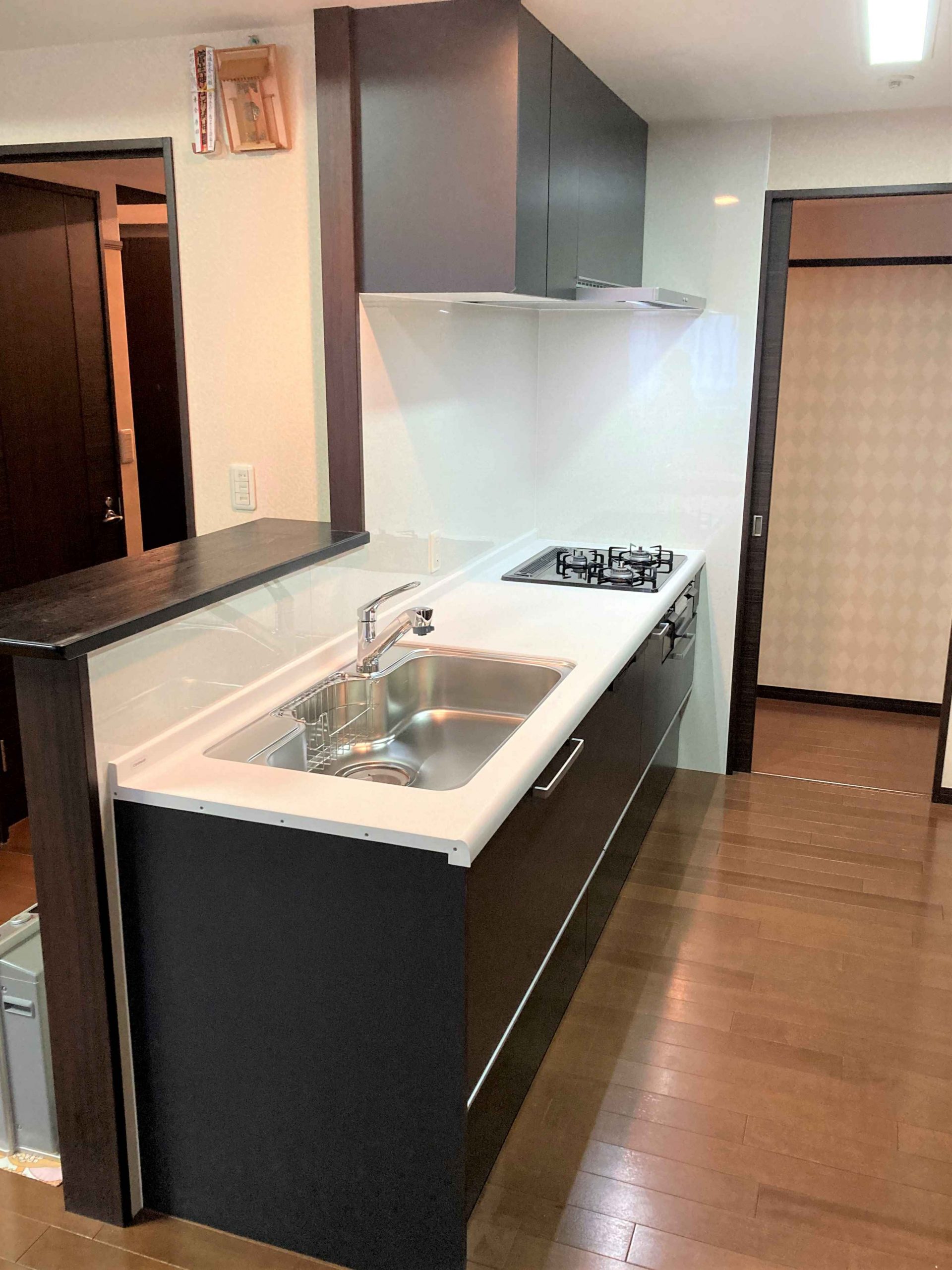 明るくスタイリッシュで清潔感のあるキッチンスペースに