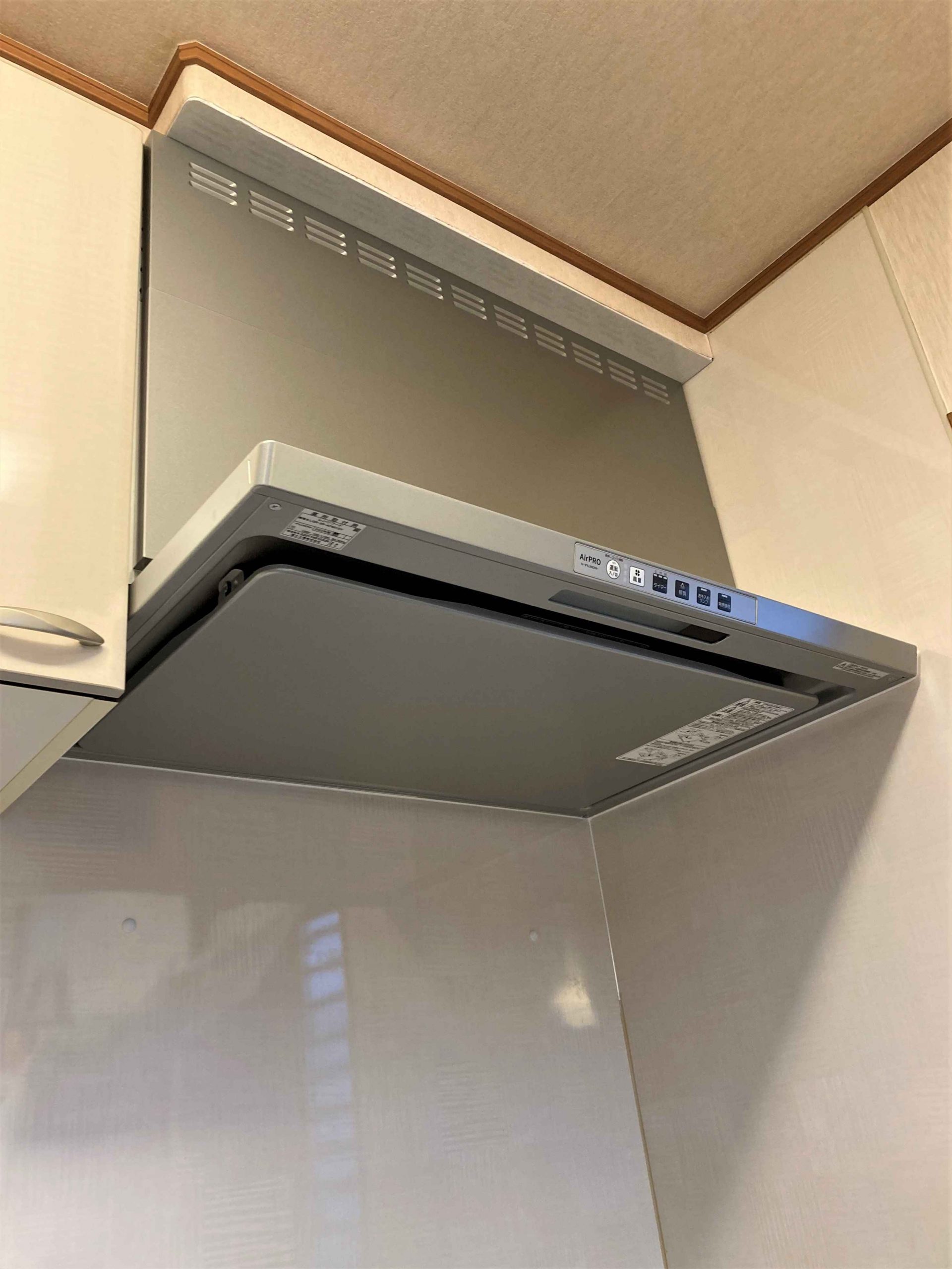 最新のレンジフードに取替えて　お手入れしやすく見た目もすっきりスタイリッシュに