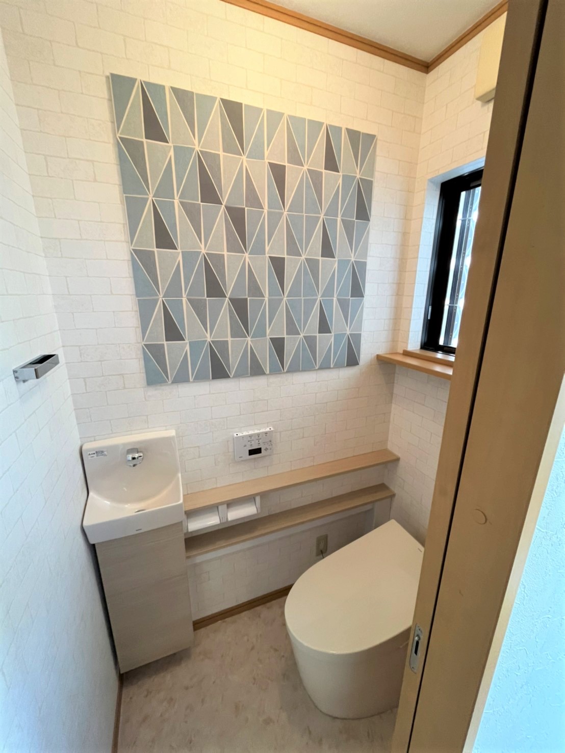 1dayリフォーム！小スペースにも映える個性的なエコカラットで おしゃれなトイレ空間に