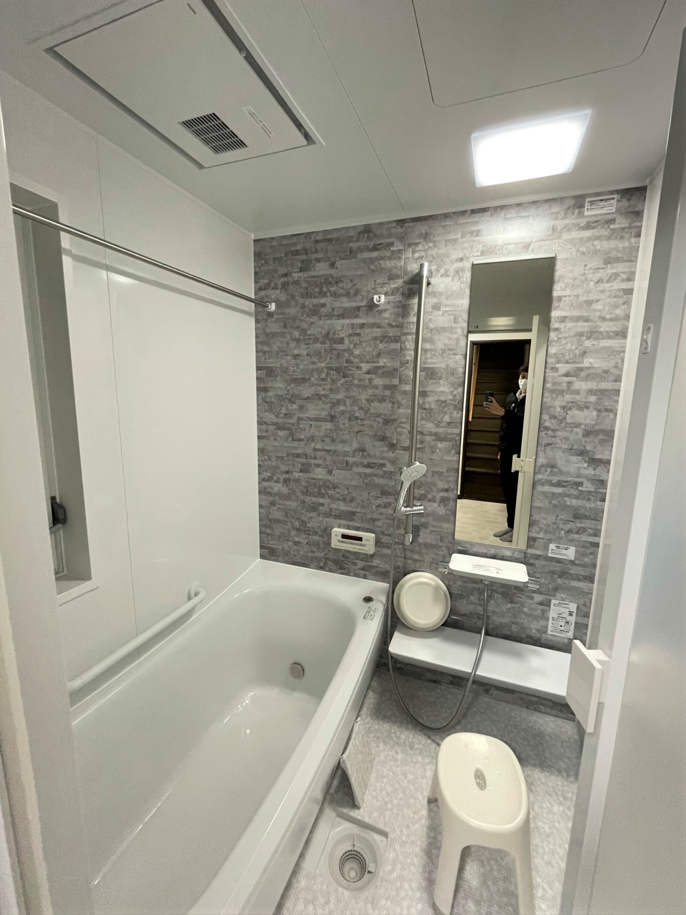 クッション性と断熱性に優れた床材で 冬場もあたたかなバスタイムに