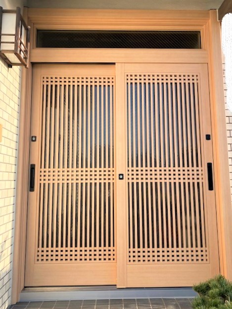 1dayリフォーム！ペアガラスの玄関引き戸で 採光＆断熱対策