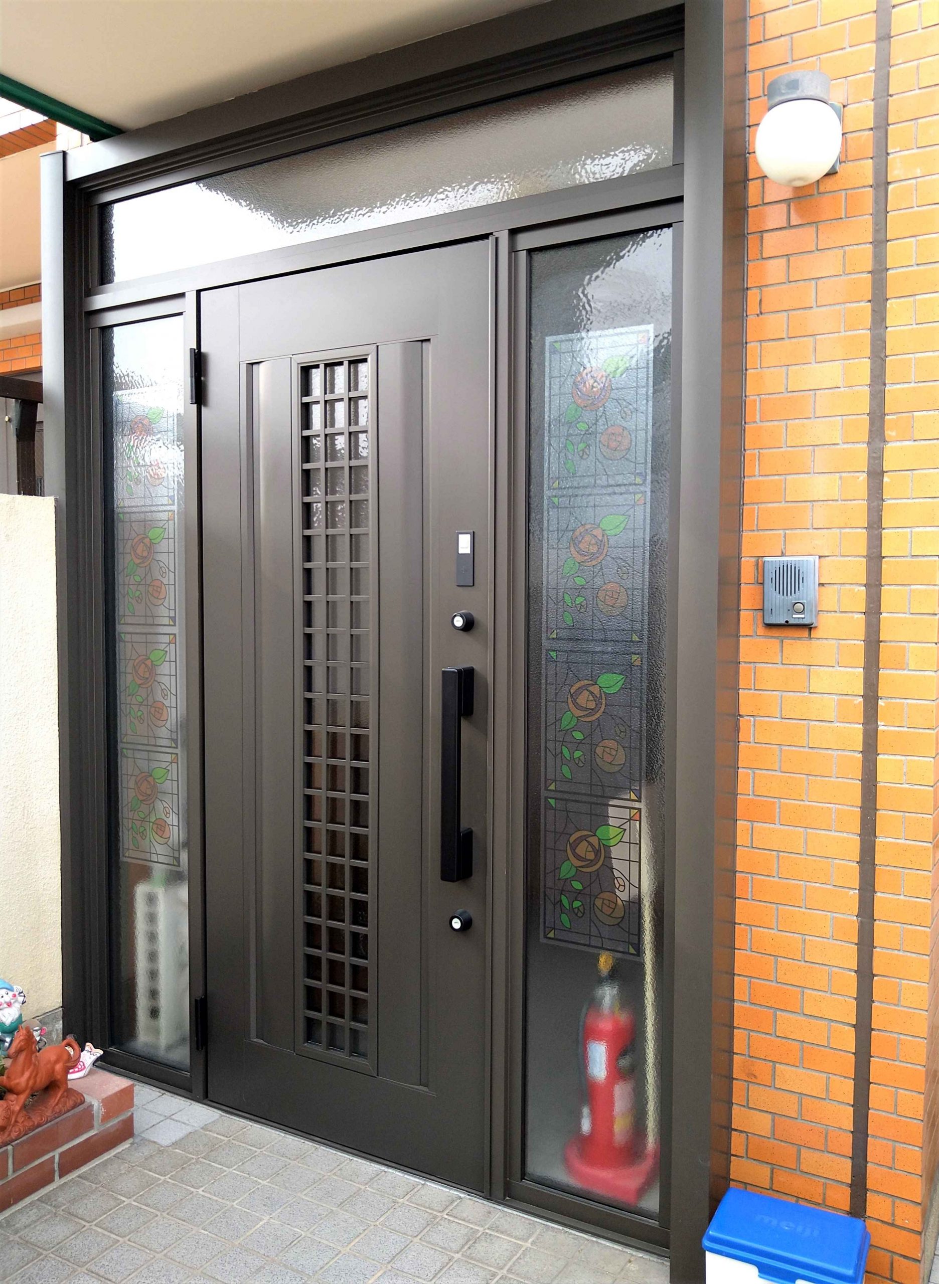 家族みんなが使いやすい！便利なカードキーで開閉できる電気錠の玄関ドア