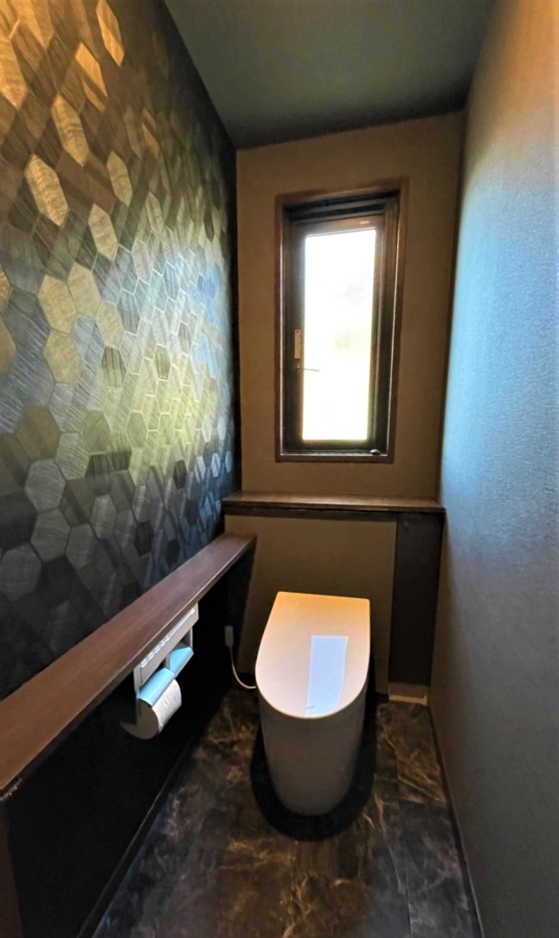 1dayリフォーム！こだわりのアクセントクロス×ビルトインリモコンで 高級感のある上質なレストルームに