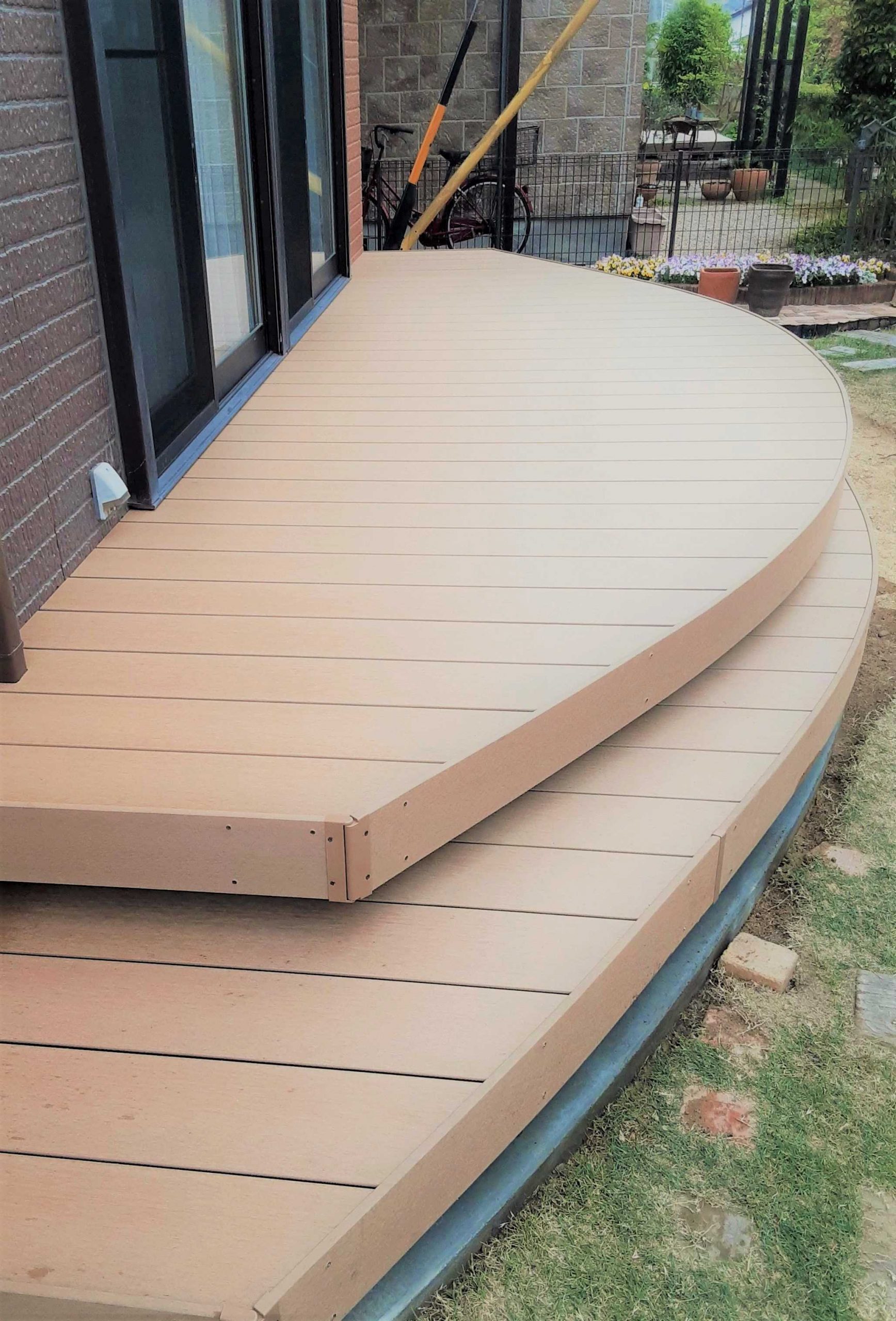 耐久性に優れて お手入れも簡単な 見た目も美しい こだわりの曲線デッキ