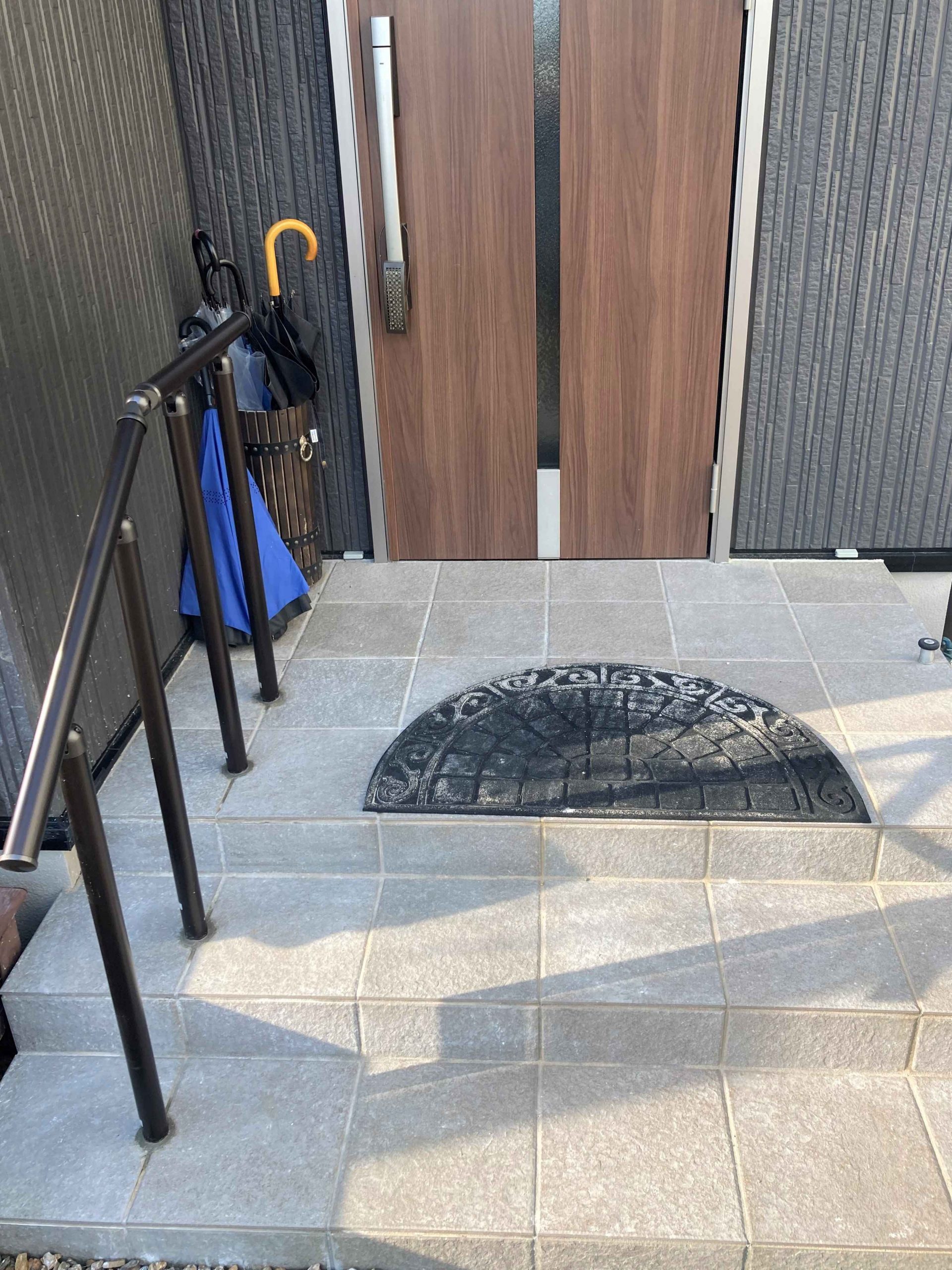 半日リフォーム！外壁と調和した色味の手すりで おしゃれなまま安全な玄関に