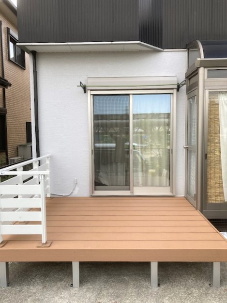 広々としたウッドデッキで 愛犬とのんびりくつろげる リラックスタイムを