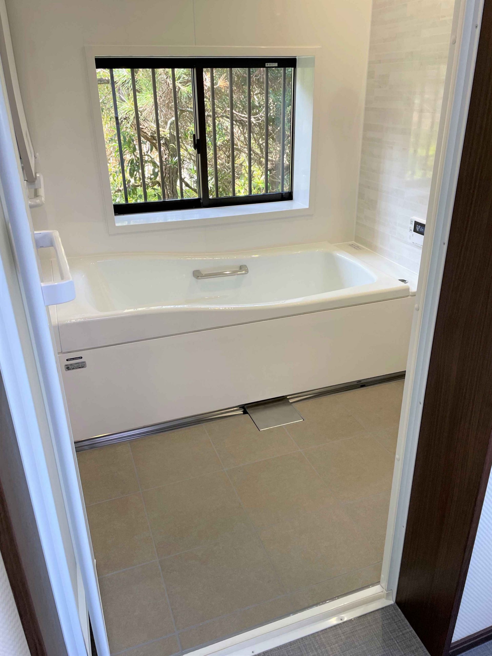 清掃性と保温性に優れた浴槽と 断熱性能の高い窓に取替えて 快適なバスタイムに