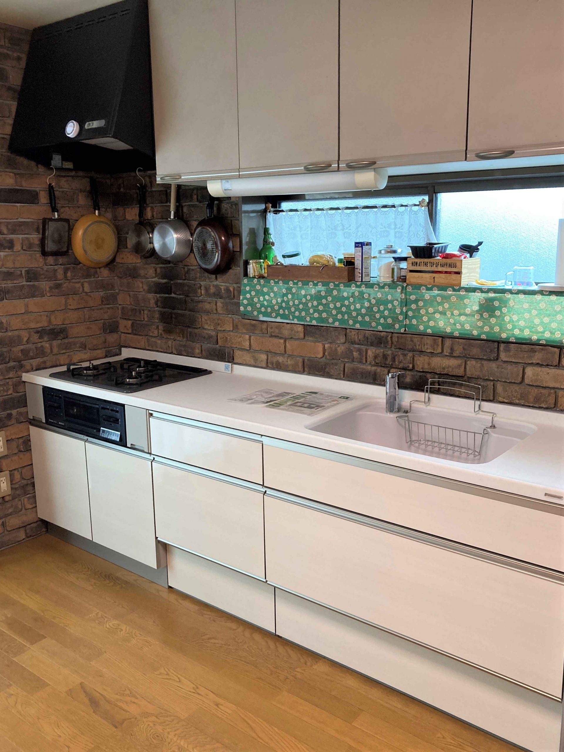 1dayリフォーム！フローリングを張替えて 安心して料理を楽しめるキッチンに