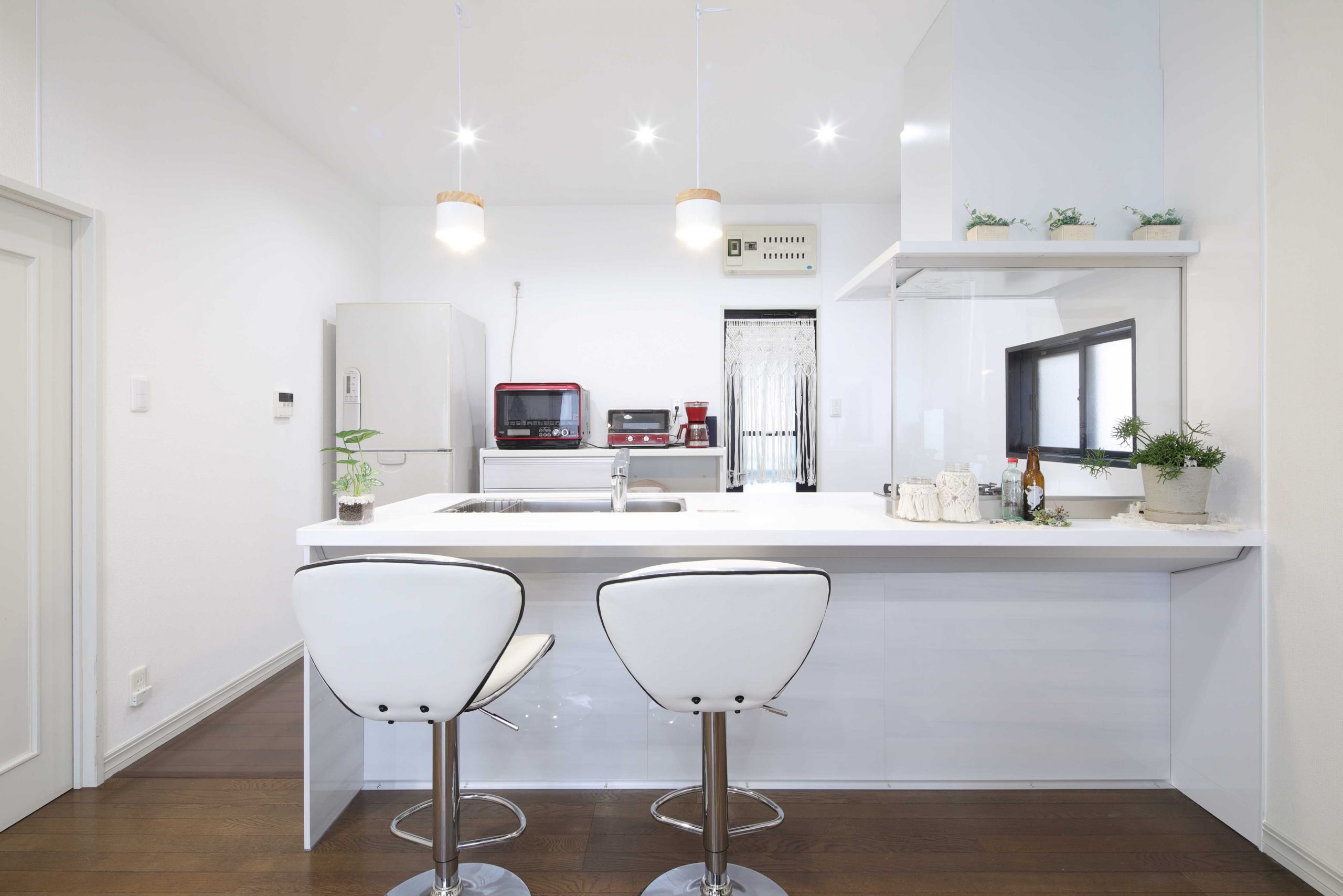 趣味のマクラメと調和した開放的なカウンターキッチン