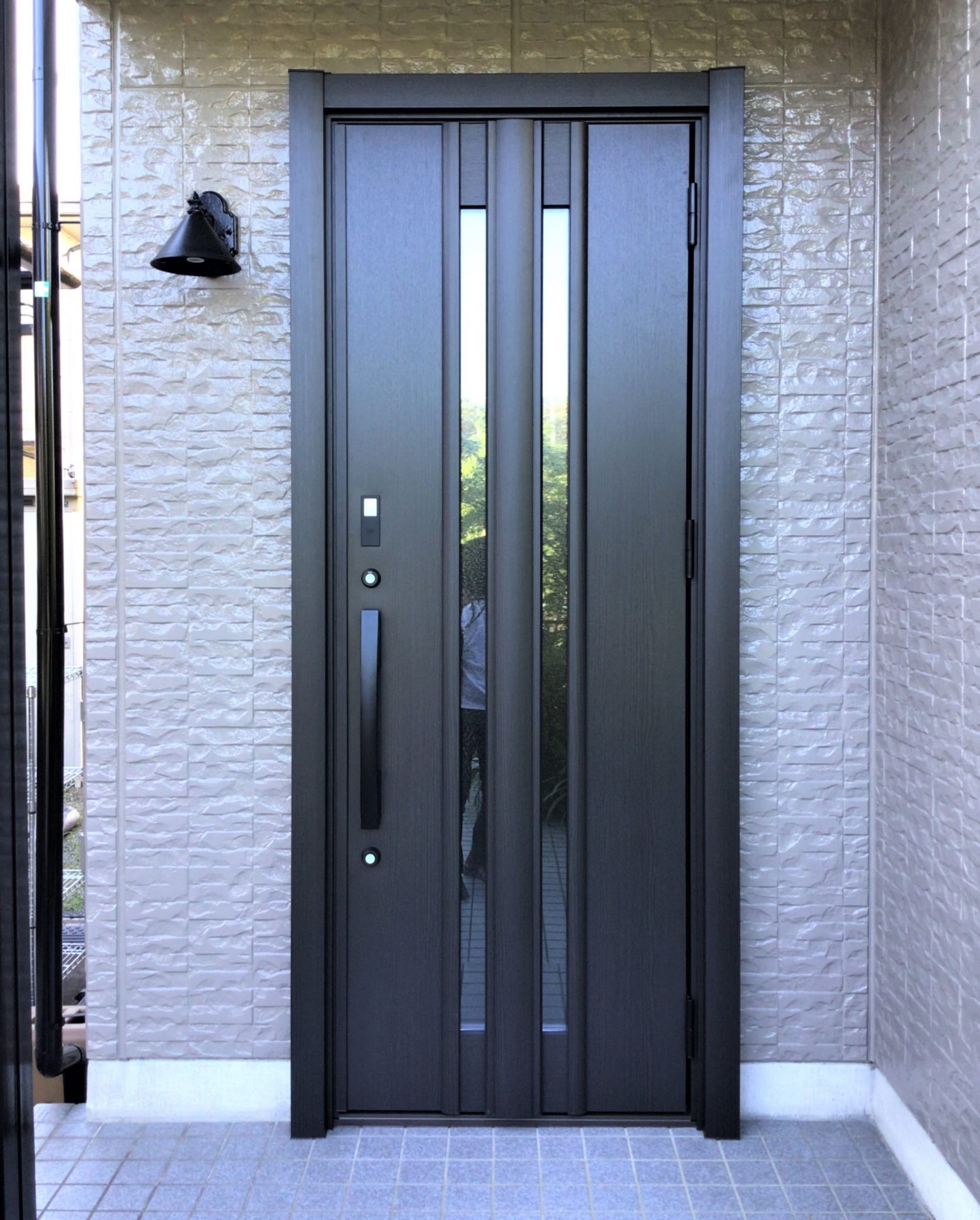 1dayリフォーム！ワンタッチで開錠・施錠できる電子錠で 家族みんなが使いやすい玄関ドア