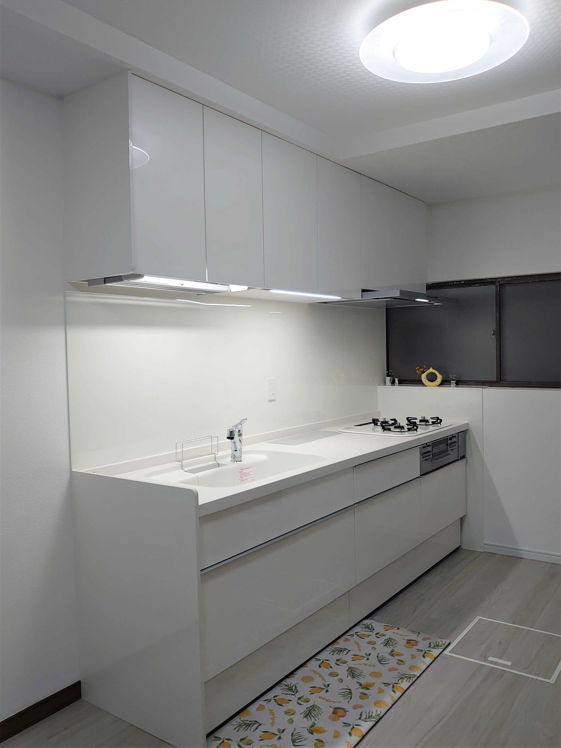 清潔感と明るさが魅力のホワイトコーディネートキッチン