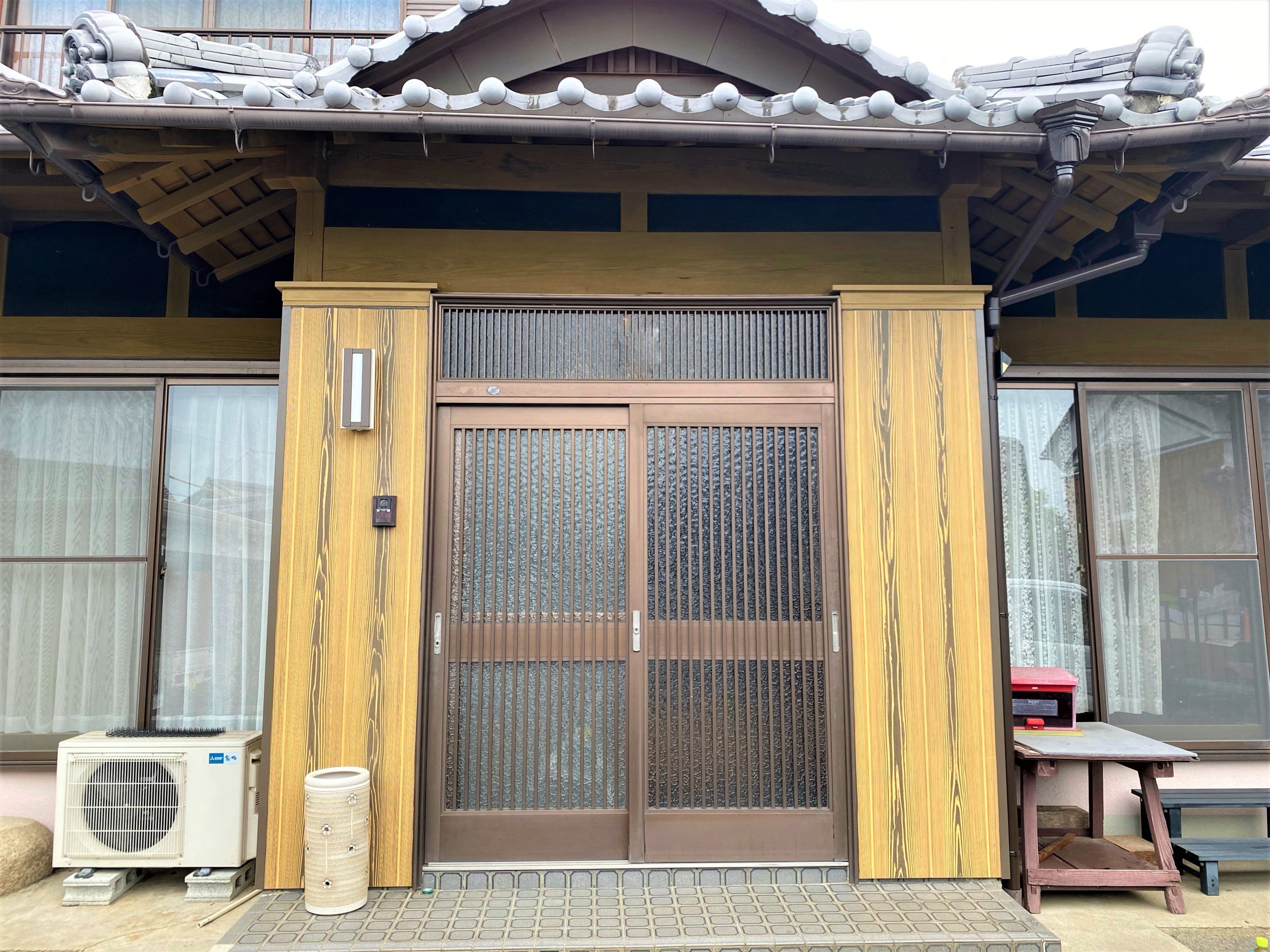 見事な瓦屋根玄関の雰囲気はそのままに 耐久性の高い外壁に張替え