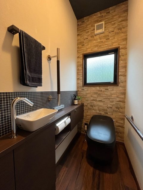 マットブラックのトイレ×レンガ調のアクセントクロスで ワンランク上の落ち着いた空間