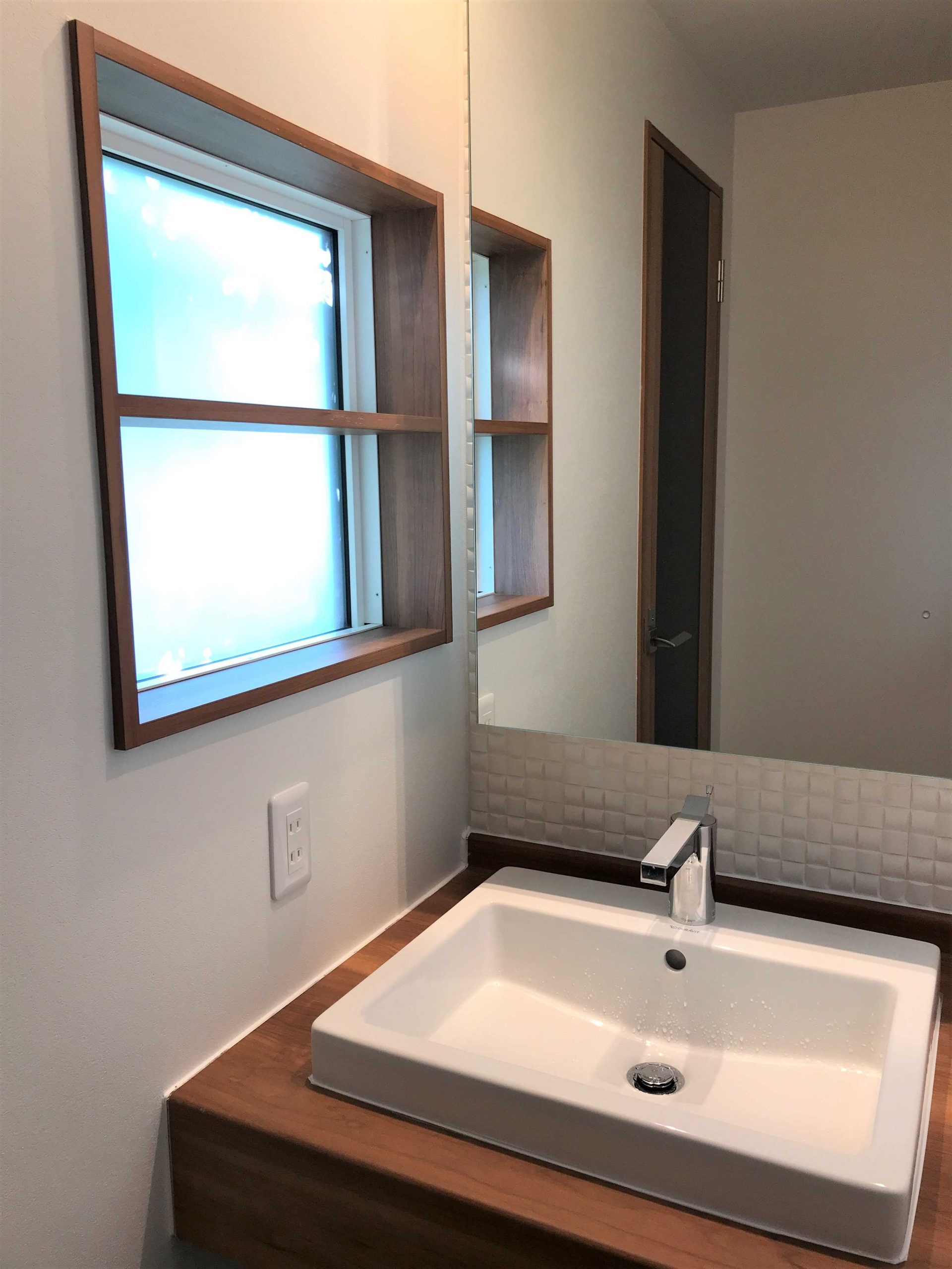 すきま風が寒かった洗面所も 断熱性の高い窓で快適な空間に