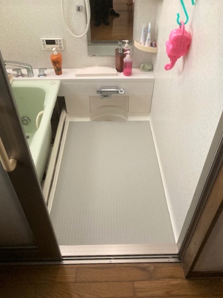 1dayリフォーム！浴室の床を補修して 見た目だけでなく保温性＆衝撃吸収性もアップ！