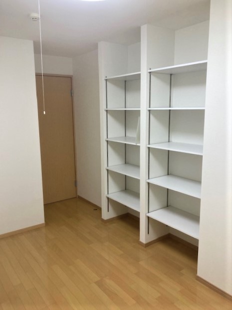 お子さまの好みに合わせてアレンジできる収納＆間仕切り壁で 11畳の洋室を２つの子供部屋に