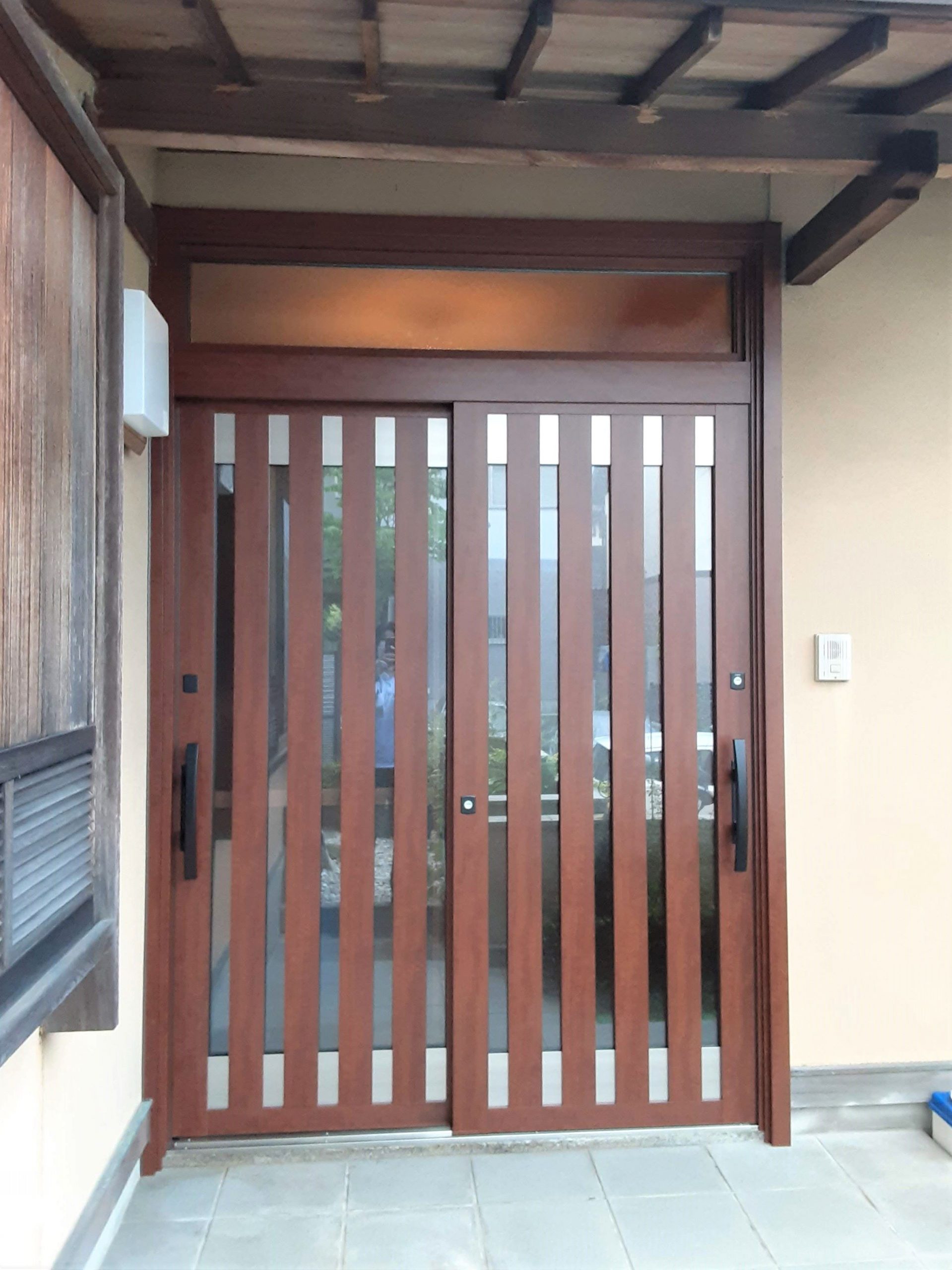 1dayリフォームで断熱仕様の金属製ドアに！見た目にも木の温かみが感じられる木目調で高級感のある玄関に