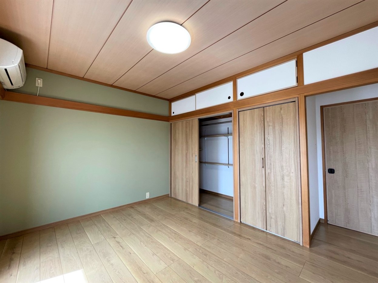 和の要素を活かしながら洋室と調和するモダンな和室に