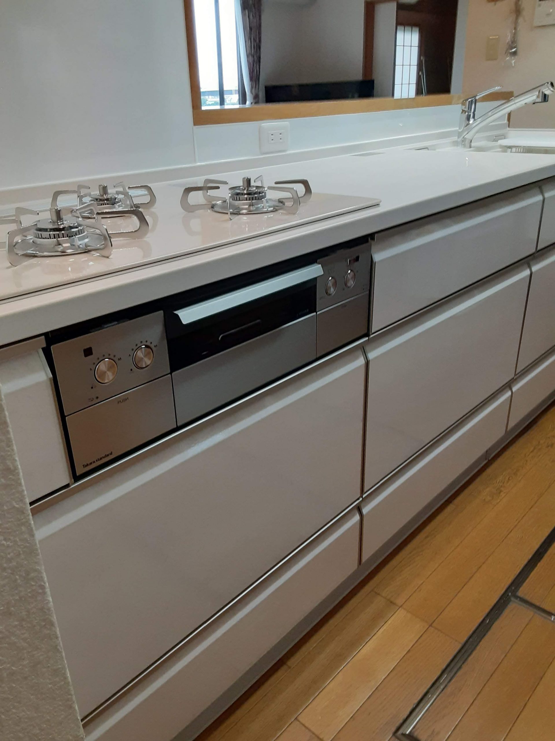 出し入れしやすい引き出しタイプの収納で 見た目も機能も充実したキッチン