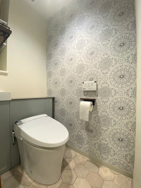 狭い空間だからこそ！お気に入りを詰め込んだ北欧スタイルのトイレ