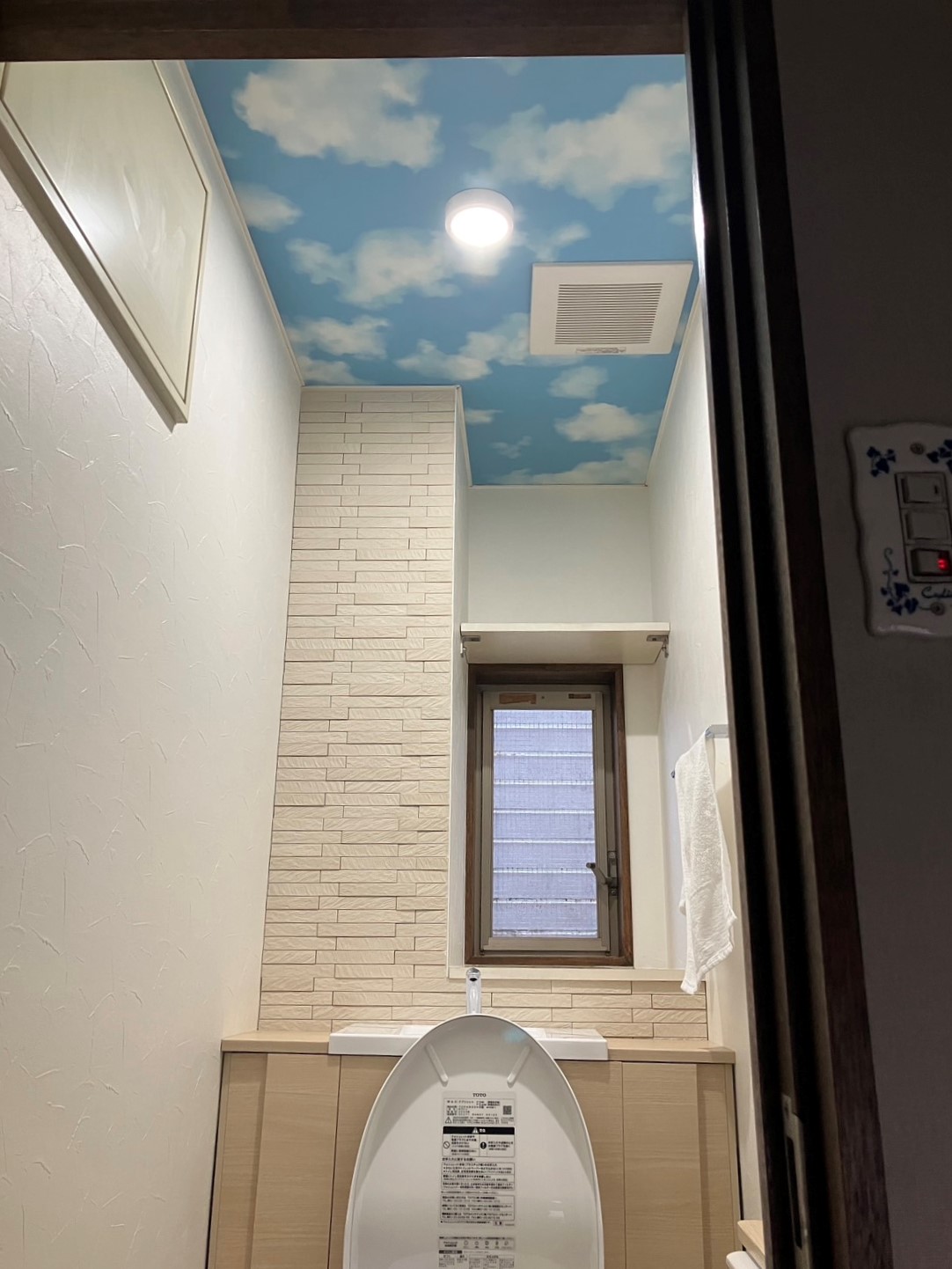 こだわりのアクセントクロスで 広がりのある開放的なレストルーム