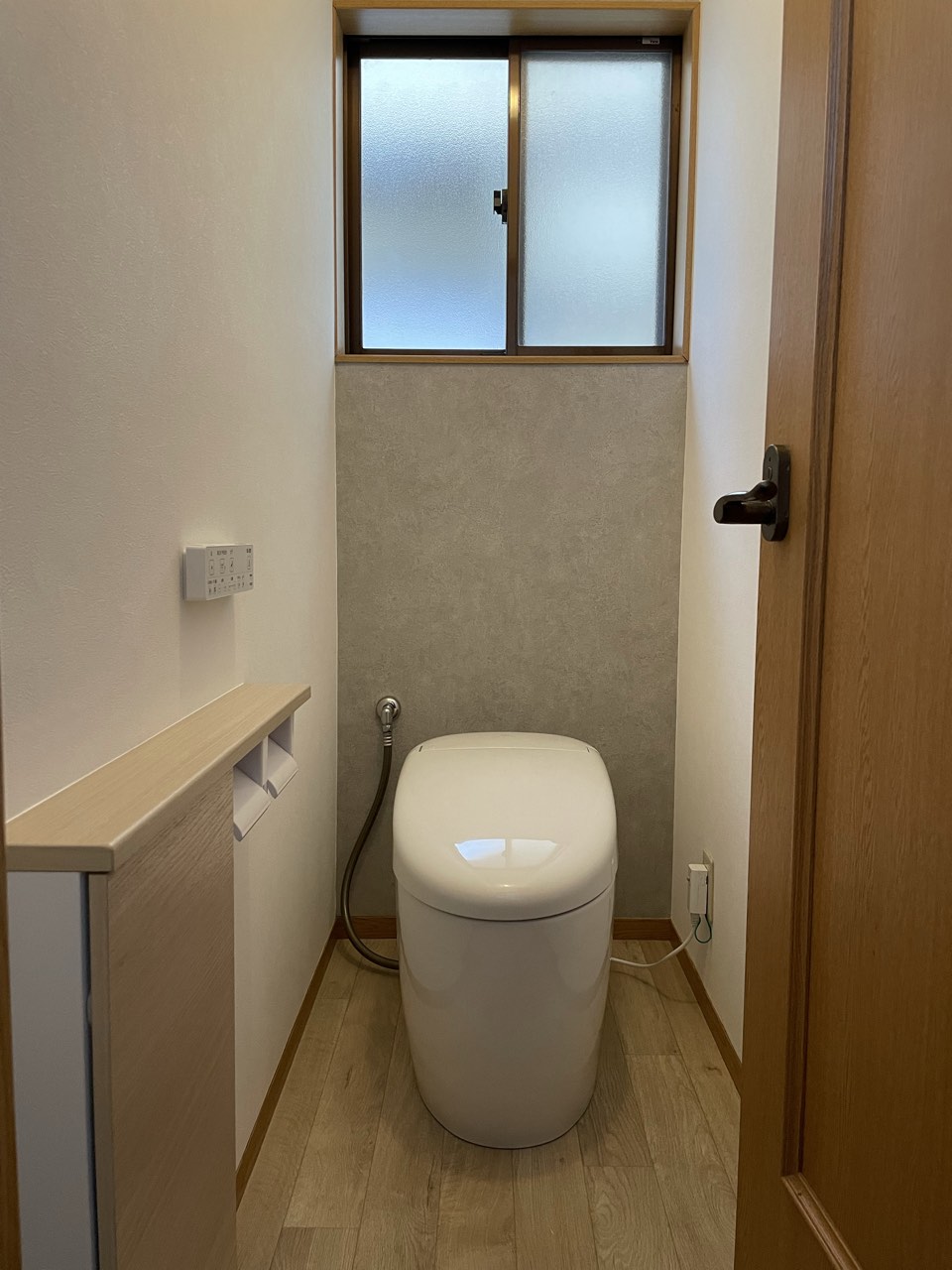 アクセントクロス×タンクレストイレで 気分を高める空間に