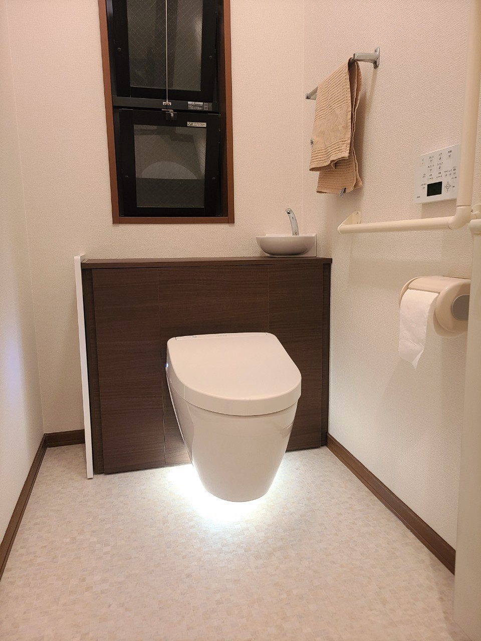 やさしい間接照明×フローティングデザインで 高級感のあるトイレ空間