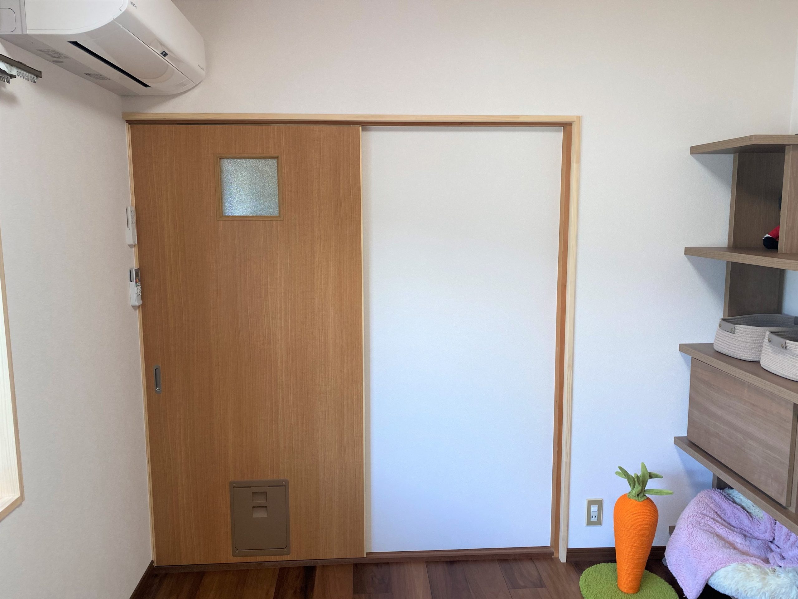 引き戸にも取付けできるペットドアで 愛猫も家族も居心地のよい空間に