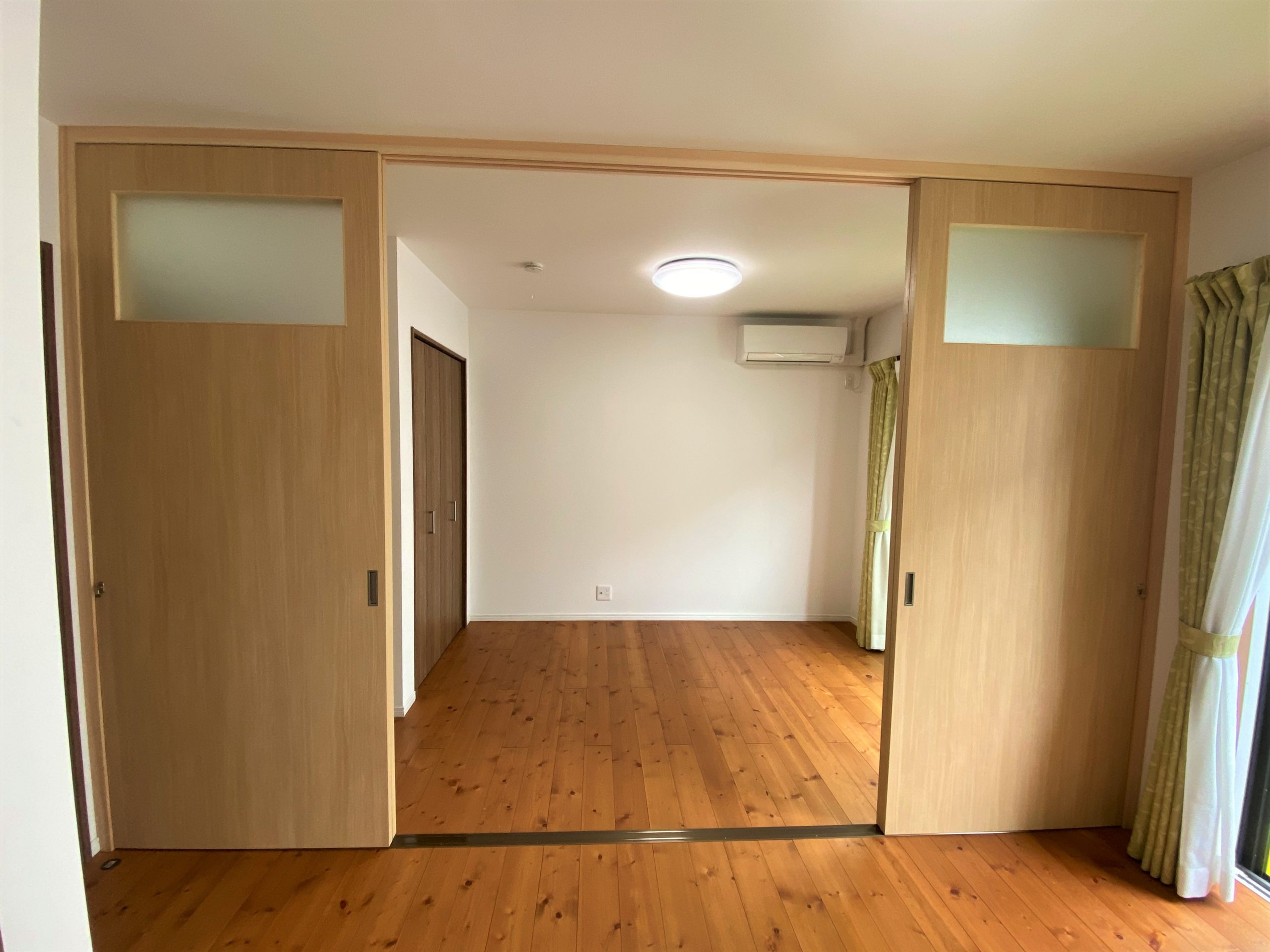 将来を見据えて 可動式の建具でゆるく間仕切る子供部屋