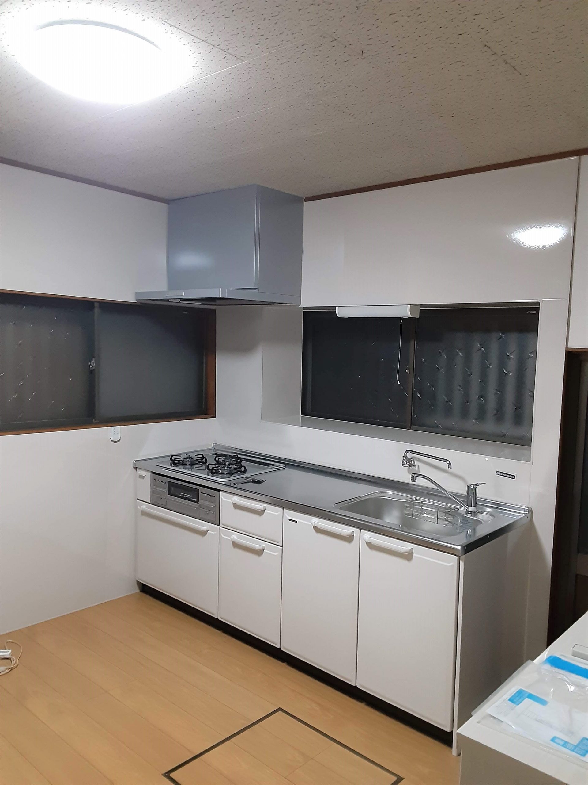 スピーディに仕上がる上張り施工で 安心して料理ができる 明るいキッチン