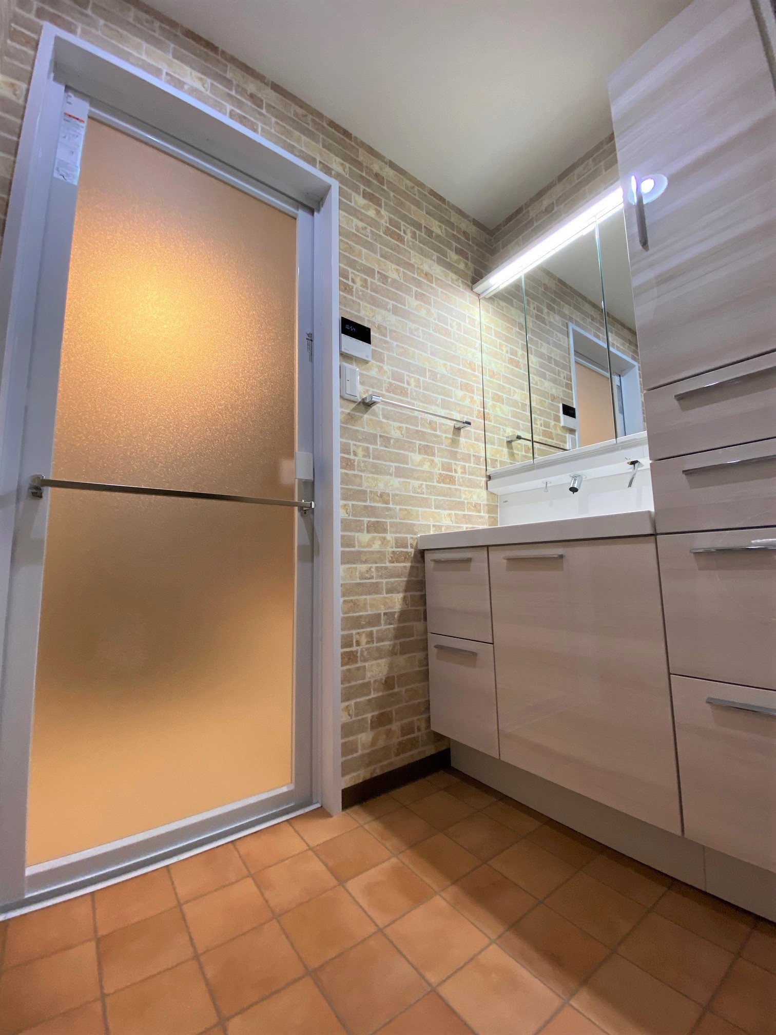 レンガ調×テラコッタ調の内装で 気分を高めるサニタリールーム