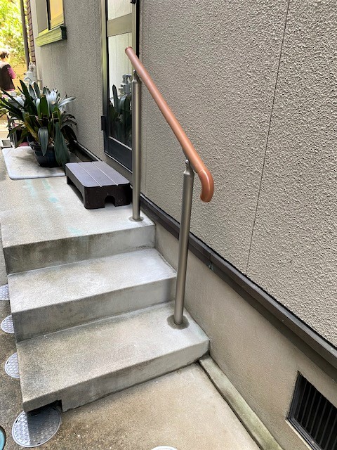 勝手口の階段に手すりを設置して 安全なくらしをサポート！